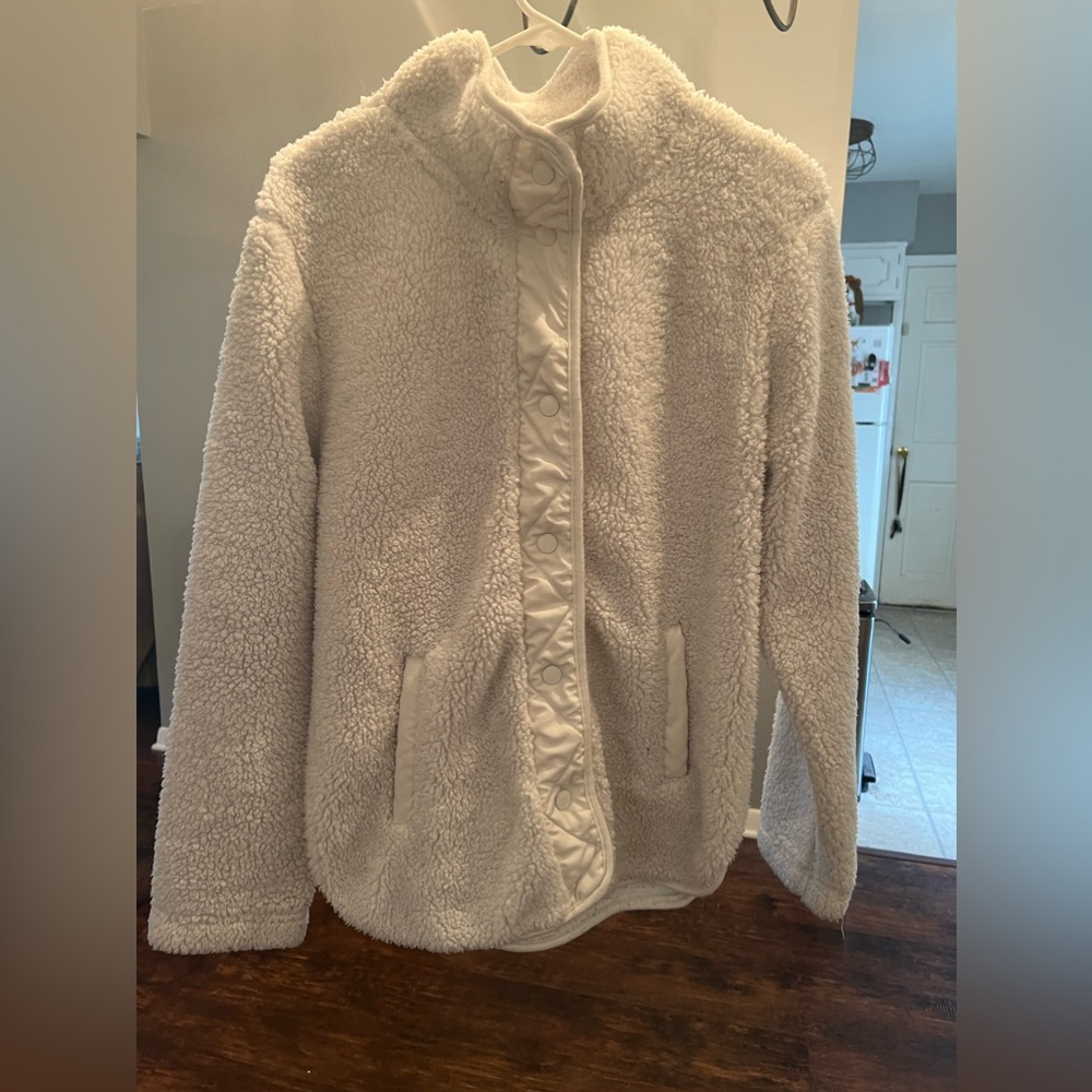 Members mark women’s Sherpa jacket